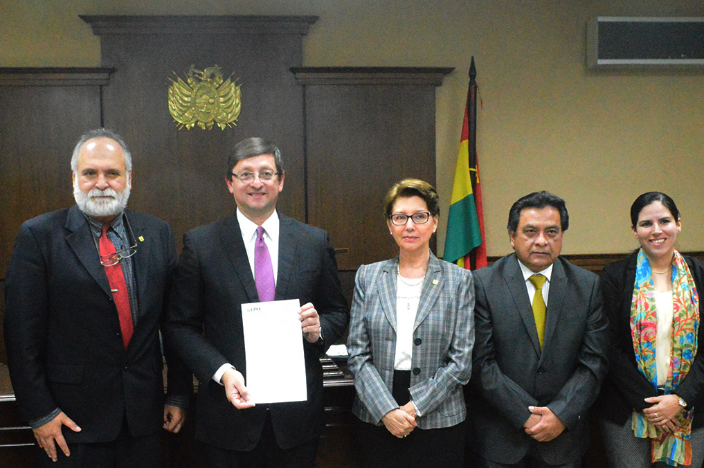 Senador Ortiz aprueba con honores la Maestría en Derecho Empresarial