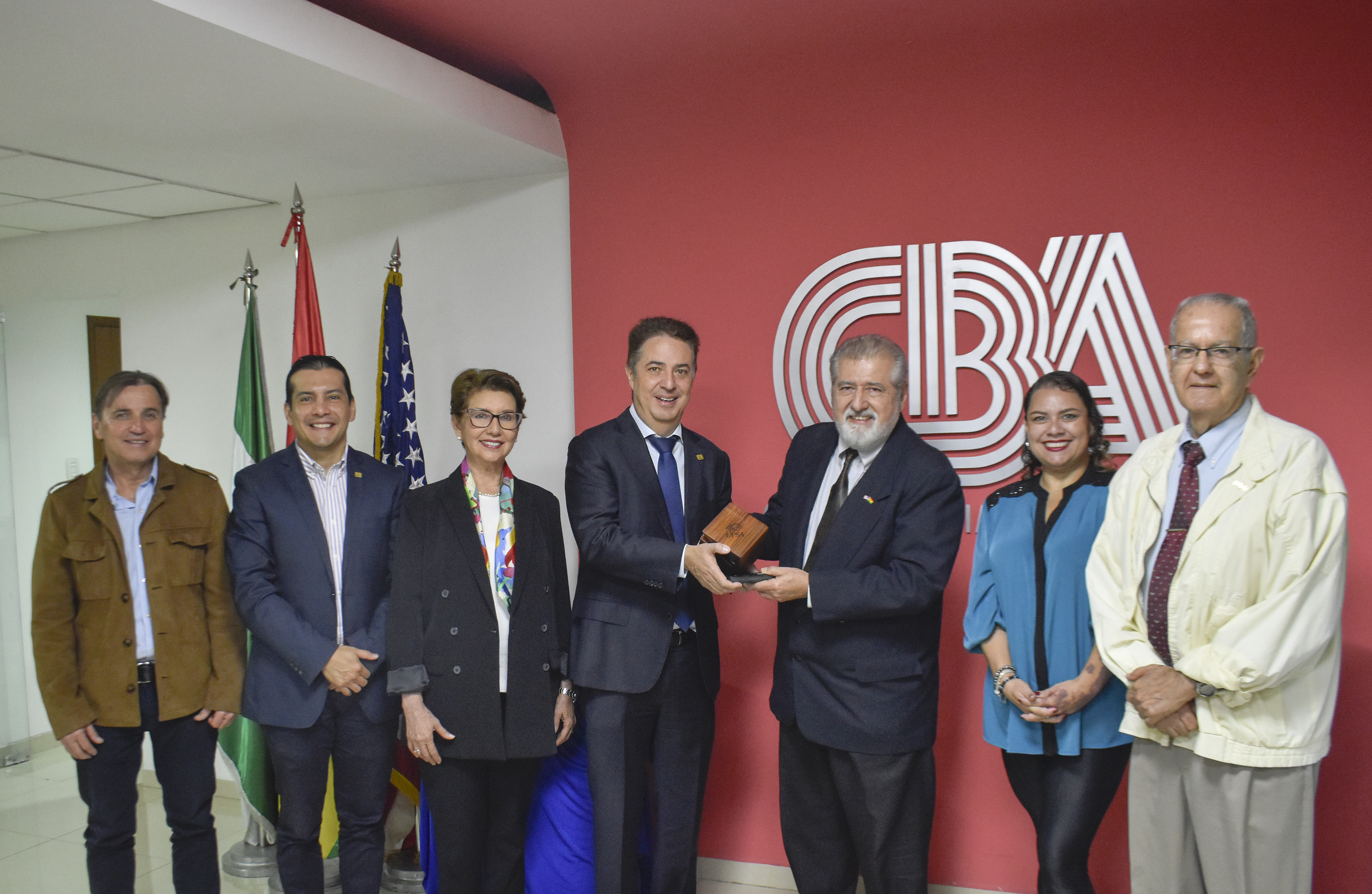 Centro Boliviano Americano entrega Reconocimento a la UPSA por sus 40 años