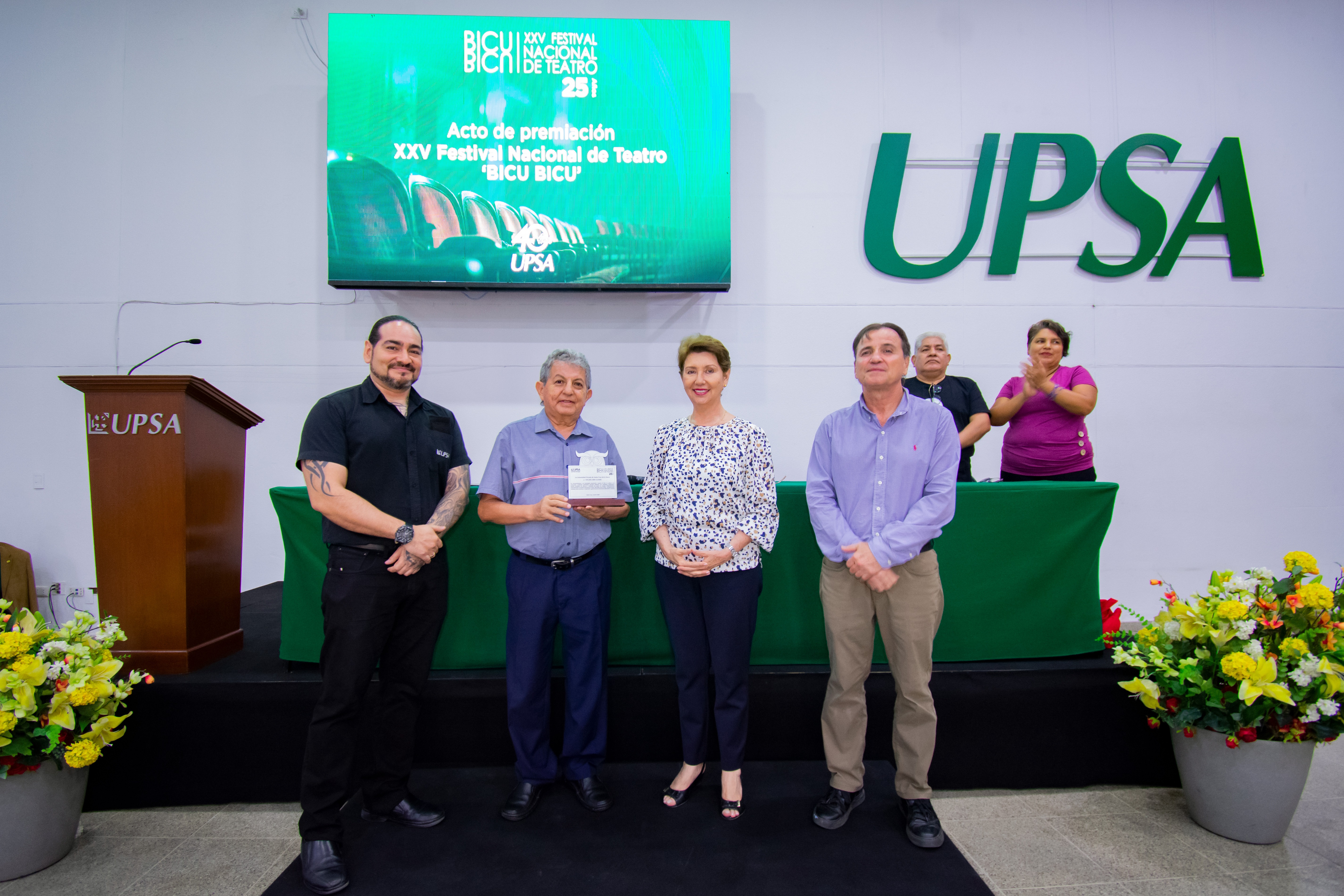 UPSA  entrega reconocimiento al profesor Edgar Lora